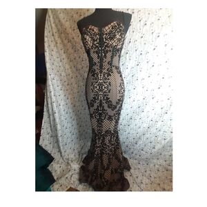 Elegant Black Lace Evening Gown